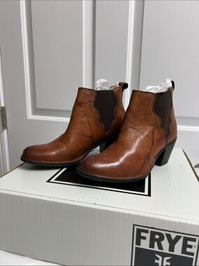 Frye Cognac Leather Ankle Boots Jackie Gore Stitching Horse Saddle 2.5” heel